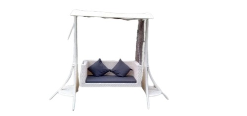 सफेद आरामदायक और टिकाऊ दो सीटर कलर कोटेड एल्युमिनियम गार्डन स्विंग