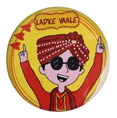 63 Mm पेंट कोटेड प्रिंटेड राउंड प्लास्टिक और मेटल लैडके वेल बैज टाइप: पिन