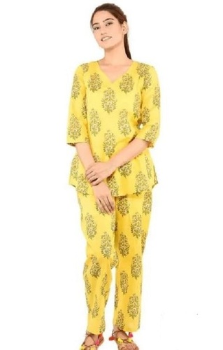 महिलाओं के लिए पीला आरामदायक और आरामदायक फिट 3/4 स्लीव V नेक प्रिंटेड कॉटन नाइटवियर सेट