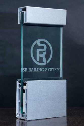 घर और होटल के लिए आयताकार आकार का कड़ा ग्लास एल्युमिनियम रेलिंग