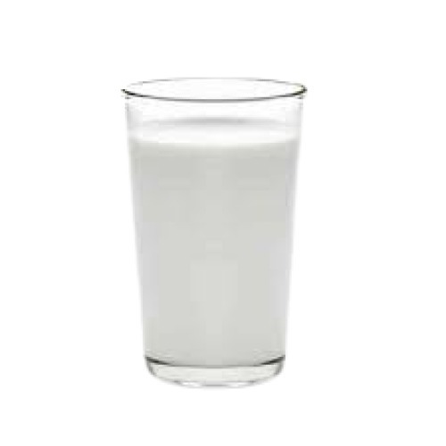 बच्चों और वयस्कों के लिए सफेद स्वस्थ स्वच्छ रूप से पैक किया गया कच्चा प्रसंस्करण गाय का दूध