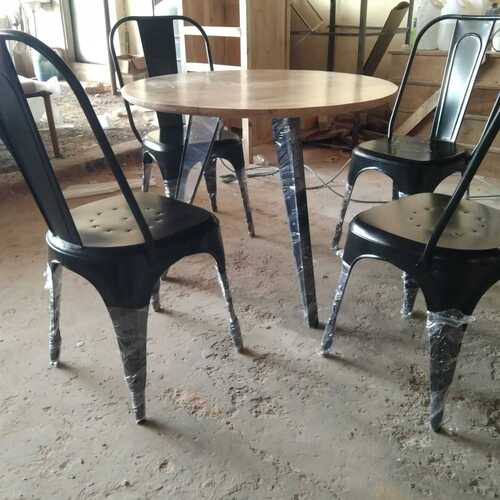 Lightweight Plastic Chair Set With Round Table