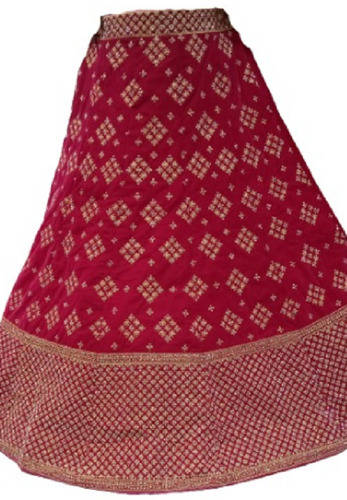 लाल आरामदायक और त्वचा के अनुकूल प्लेन डाईड ट्रेंडी सॉफ्ट वेलवेट लहंगा