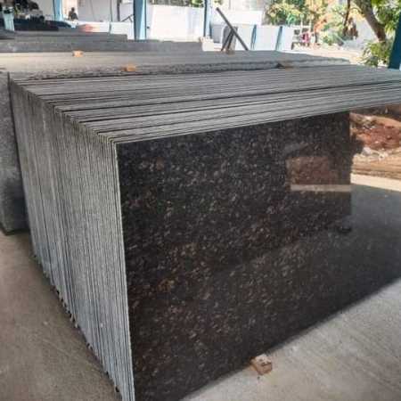 Multiple Granite Slabs With High Crack Resistivity