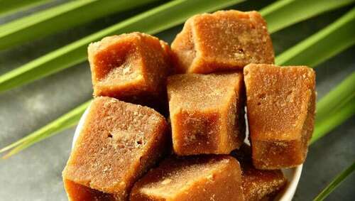 Easy Digestive Sweet Natural Cubical Shape Brownish Jaggery