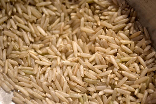  शुद्ध और सूखे आम तौर पर उगाए जाने वाले लंबे दाने वाले भूरे बासमती चावल