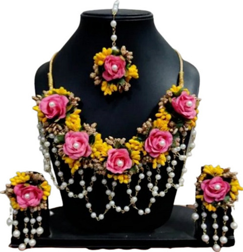 आरामदायक प्लास्टिक और जिंक अलॉय आर्टिफिशियल फ्लावर ज्वेलरी स्टड इयररिंग्स