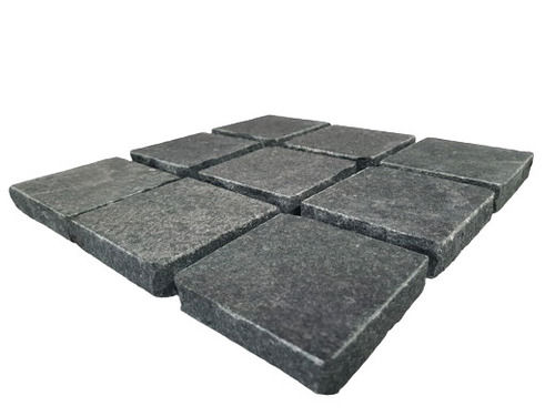 Black 15 Mm Thick Square Shaped Flamed Granite Cobbles For Paths And Roads