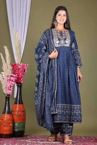 पैंट और दुपट्टे के सेट के साथ महिलाओं के रेयॉन एम्ब्रॉयडरी वाली नायरा कट कुर्ती