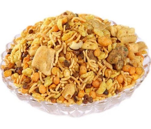 तला हुआ कुरकुरा नमकीन और मसालेदार मिश्रण चाय के साथ परोसा जाने वाला नमकीन