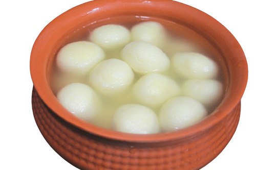 मीठा और गोल मुलायम टेक्सचर खाने के लिए तैयार रसगुल्ला कार्बोहाइड्रेट: 14.8 ग्राम (G)