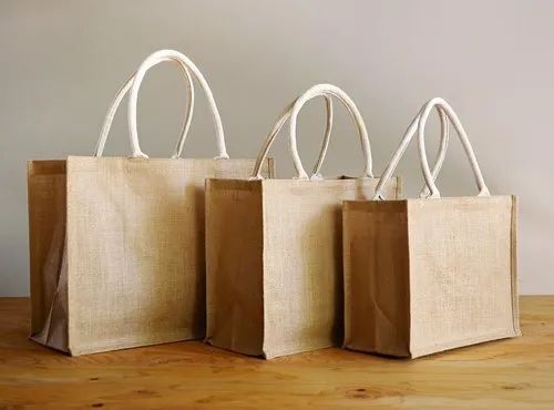  खरीदारी के उपयोग के लिए विभिन्न रंगों में उपलब्ध जूट कैरी बैग 