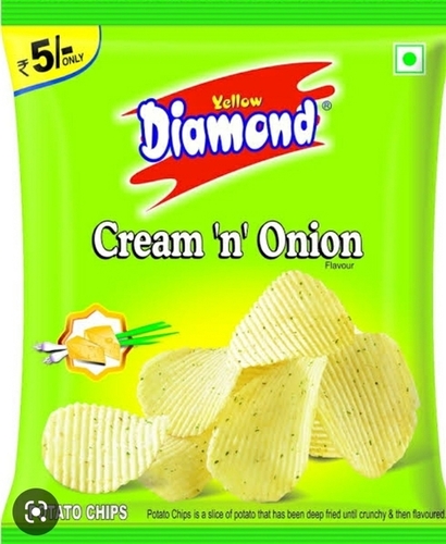 क्रिस्पी और नमकीन हाइजीनिक रूप से पैक किए गए पोटैटो चिप्स का स्नैक्स के लिए उपयोग करें