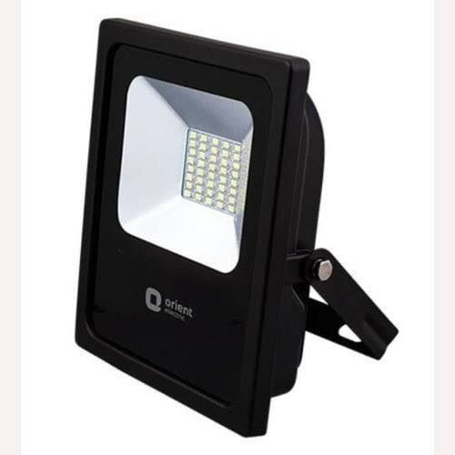 White 240 V Ip65 Ceramic 6500 Kelvin Focus Light  Efficiency: Between 40 % And 50 %.