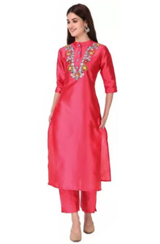 महिलाओं के लिए पिंक कैज़ुअल वियर 3/4 स्लीव एम्ब्रॉएडर्ड सिल्क कुर्ती