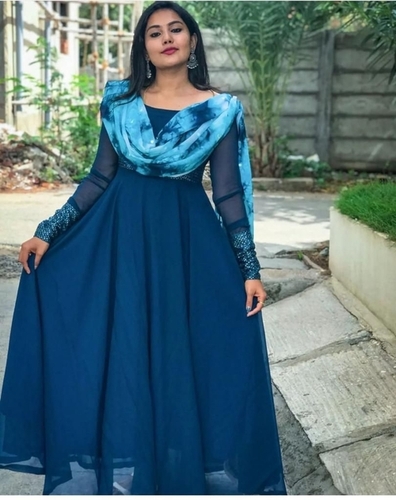 महिलाओं के लिए फॉक्स जॉर्जेट और सीक्वेंस एम्ब्रायडरी फुल लाइनिंग कुर्तियों के साथ