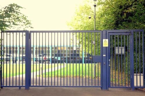 घरेलू और वाणिज्यिक परियोजनाओं के लिए संक्षारण प्रूफ स्टील मेन गेट