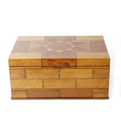 ज्वेलरी स्टोरेज के उपयोग के लिए चौकोर आकार का लकड़ी का बॉक्स