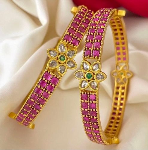 Round Ladies Gold Ruby Bangles For Party Wear Occasion