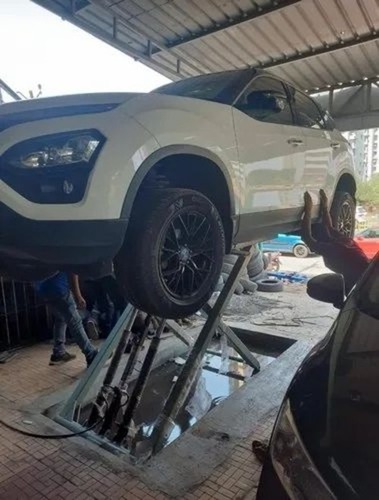 Mild Steel Body Hydraulic Car Lift For Car Washing & Services By Unique Tech Engineering