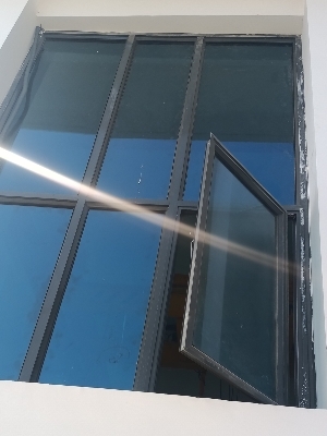 एल्यूमीनियम विभाजन आवासीय और वाणिज्यिक भवन के लिए काम करता है