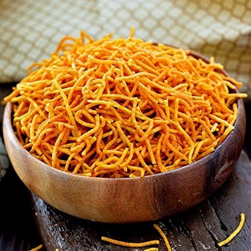 बेसन आलू भुजिया को कॉफी और चाय के साथ परोसा गया