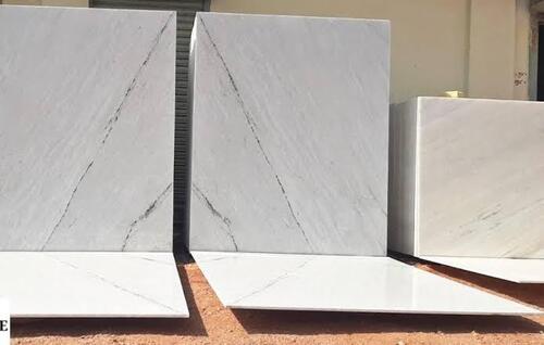 फर्श और काउंटरटॉप में इस्तेमाल होने वाला प्राकृतिक सफेद संगमरमर का पत्थर