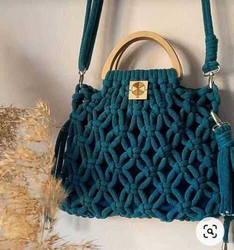 लंबे स्ट्रैप के साथ पोर्टेबल और टिकाऊ लेडीज़ स्लिंग बैग