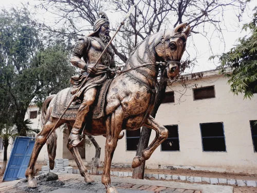  बाहरी उपयोग के लिए महाराजा रणजीत सिंह फाइबरग्लास स्टैच्यू 