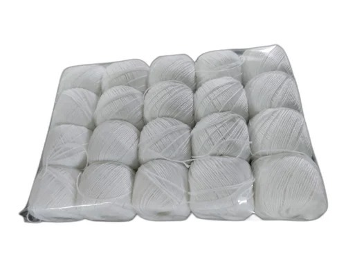 इको-फ्रेंडली और लो श्रिंकेज व्हाइट पॉलिएस्टर यार्न बॉल