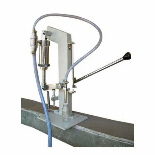 Hand Operated Liquid Filling Machine For Commercial Use