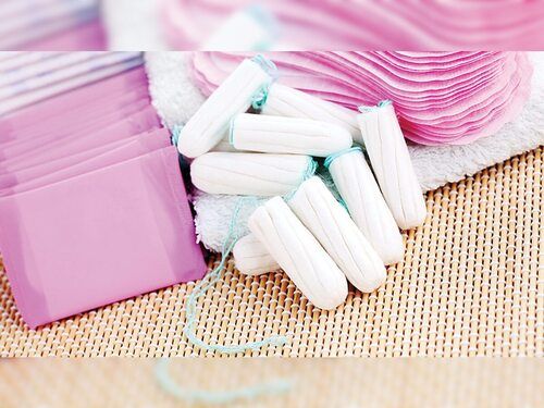 White Folded Disposable Sanitary Napkins