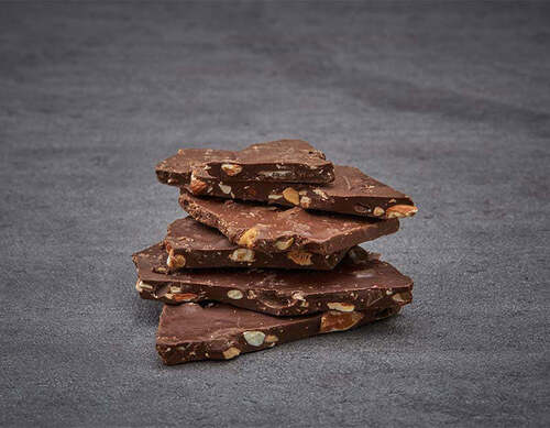 स्वादिष्ट और मीठी भुनी हुई बादाम के स्वाद वाली चॉकलेट