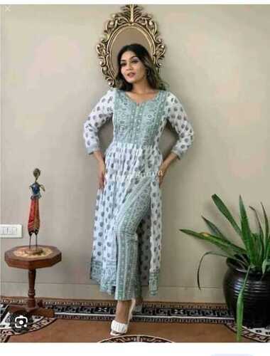 Women New Rayon Kurta With Pant Set 