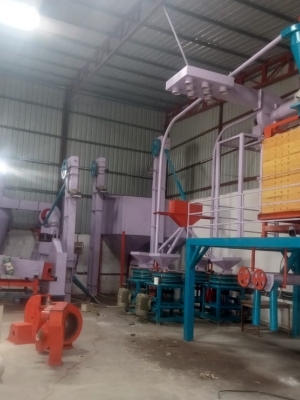 Chakki Atta Plant - Electric Power Source, Compact Structure, Low Noise, Corrosion Resistant, Automatic Operation, 4 Chakki Configuration with Cleaning Machine