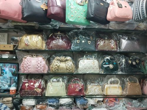 Wholesale Purse market | लेडीज पर्स Rs.5 | Cheapest ladies purse in delhi ,  Purse,bridal purse - YouTube