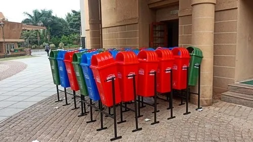 Spacious Plastic Dustbin With Stand