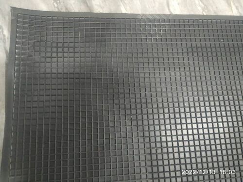 Black Color Rectangular Shape Checkered Rubber Sheet