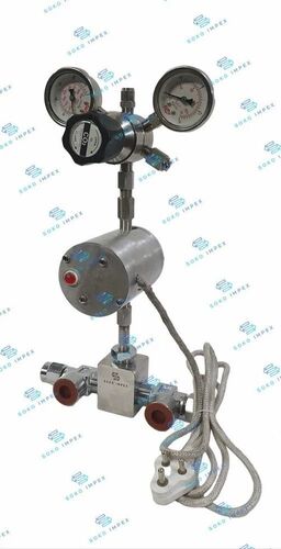 दो ऑक्सीजन सिलेंडर मैनिफोल्ड हीटर और रेगुलेटर के साथ