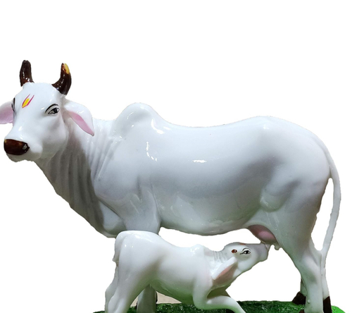 चमकदार और धूल प्रतिरोधी संगमरमर की गाय की मूर्ति