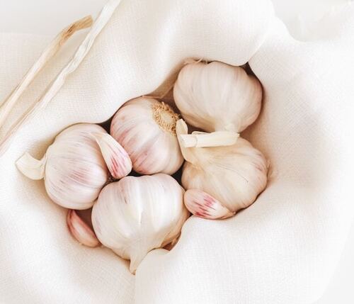 Natural Organic Premium White Garlic - Oval Shape, Raw Processing Form, Dry Condition | Good Shelf Life of 7 Days, Open Air Space Preserving