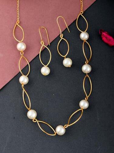 GOLD TONED PEARL WESTERN NECKLACE SET