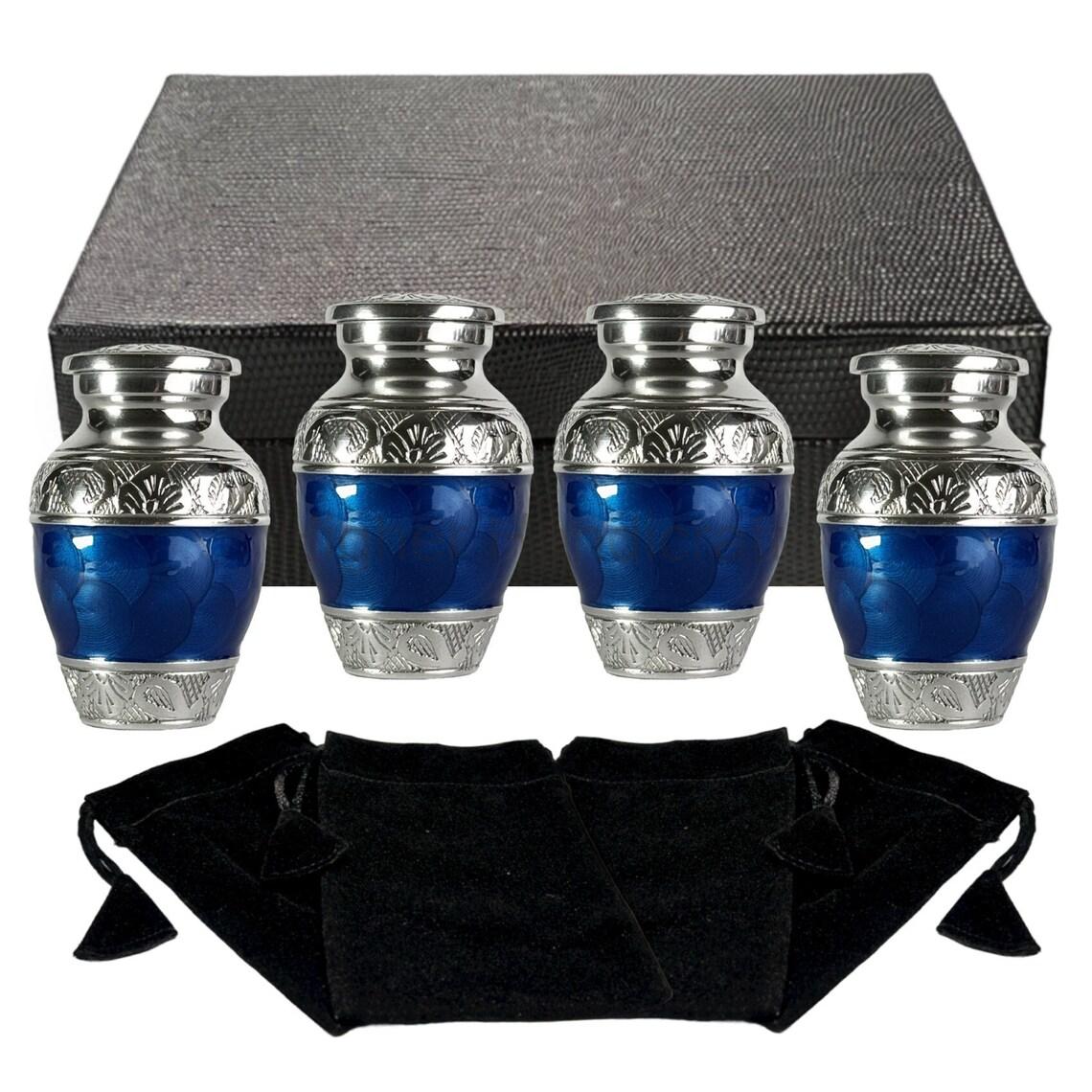 4 के सेट में नीले और चांदनी रंग की एनामेल की गई कीपसेक urn बॉक्स के साथ