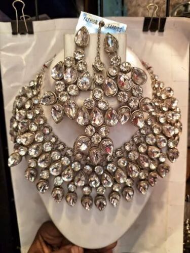 Premium Gold-Plated Necklace Set - New Condition Intricate Craftsmanship Vibrant Colors Lightweight Feel Durable Material Adjustable Length Matching Earrings
