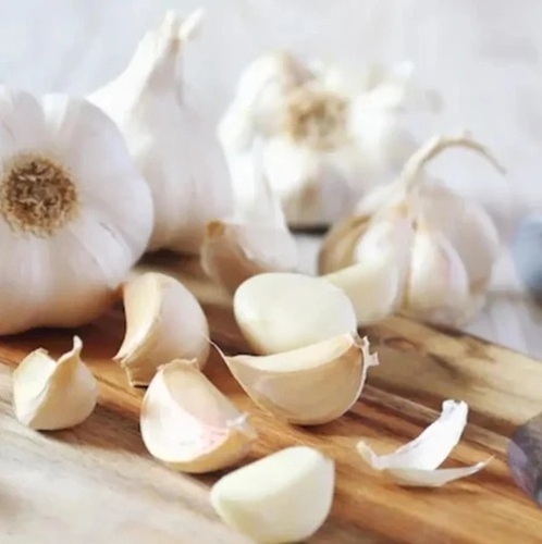 White Garlic - Fresh, Very Good Quality, 100% Pure | Raw, Round Shape, Good for Health, 15 Days Shelf Life, Preserved in Cool & Dry Places