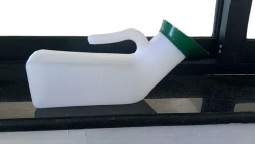 सफेद और काले सर्जिकल यूरिन पॉट