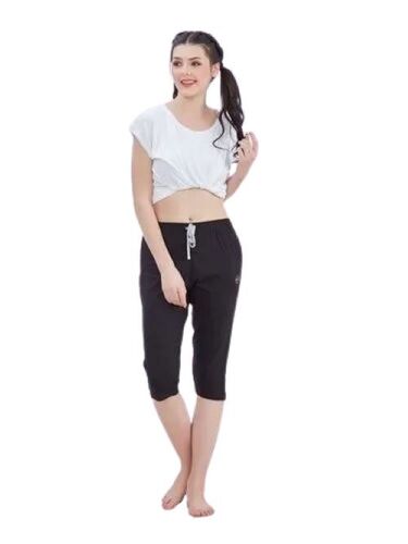 Ladies Knee Length Hosiery Capri
