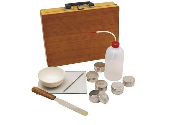 Plastic Limit Test Set - New & Very Good Quality, Durable Round Shape with Fine Finish | Manual Operation, Plastic Material, White & Brown Color for Laboratory Testing