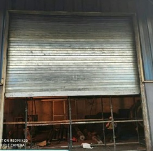 Industrial Rolling Shutter - Powder Coated Finish, Vertical Opening Pattern, Insulated for Exterior Use, Available in Various Colors, Low Maintenance Solution