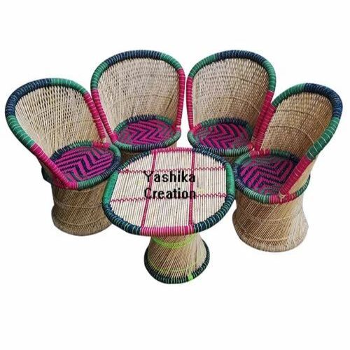 रंगीन बांस की कुर्सी और मेज का सेट